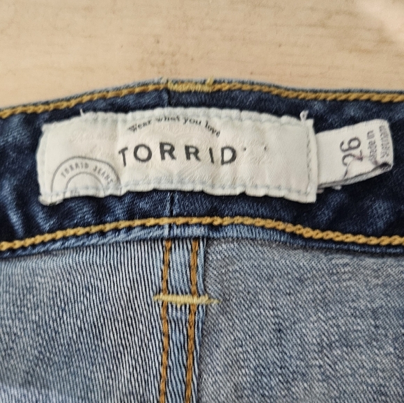 Torrid Relaxed Bootcut Distressed Denim Jeans size 26 - Picture 6 of 9